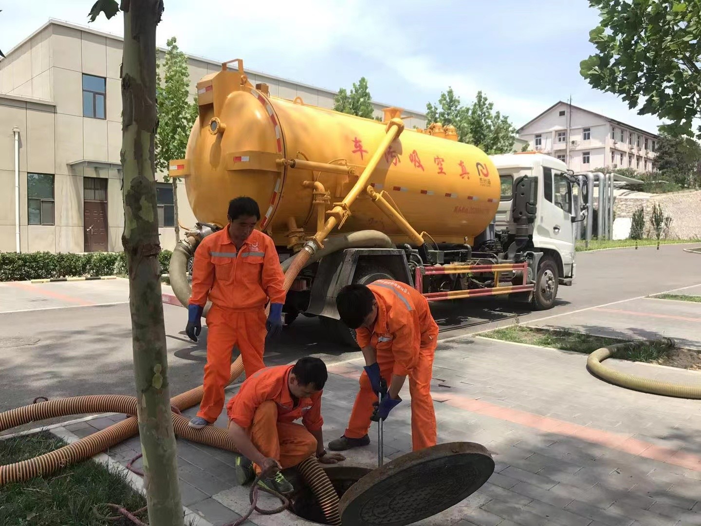 竹根滩镇管道疏通车停在窨井附近