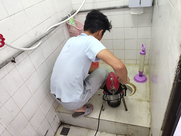 竹根滩镇管道堵塞冒臭气 专业师傅现场解决问题