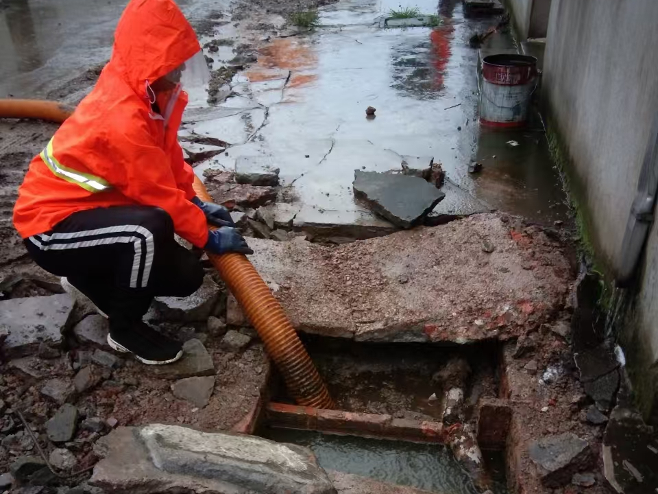 竹根滩镇专业清理污水池 炜誉市政以规范流程守护城市 “肠道”