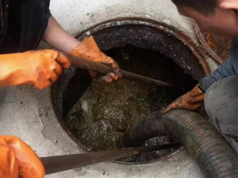 竹根滩镇清理化粪池时如何避免沼气的危害?